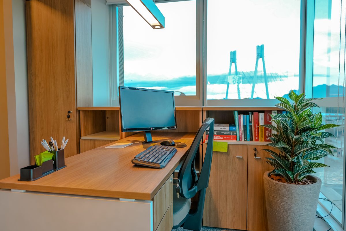 Estação de trabalho com vista para a Terceira Ponte