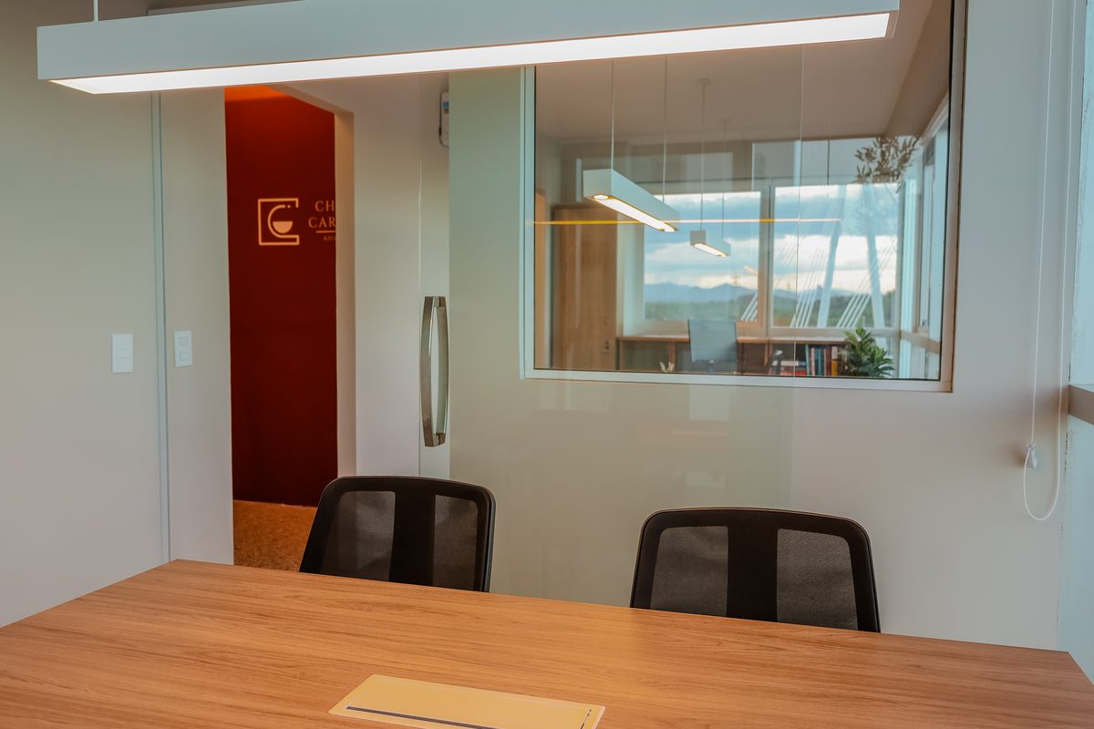 Sala de reunião com parede institucional bordô