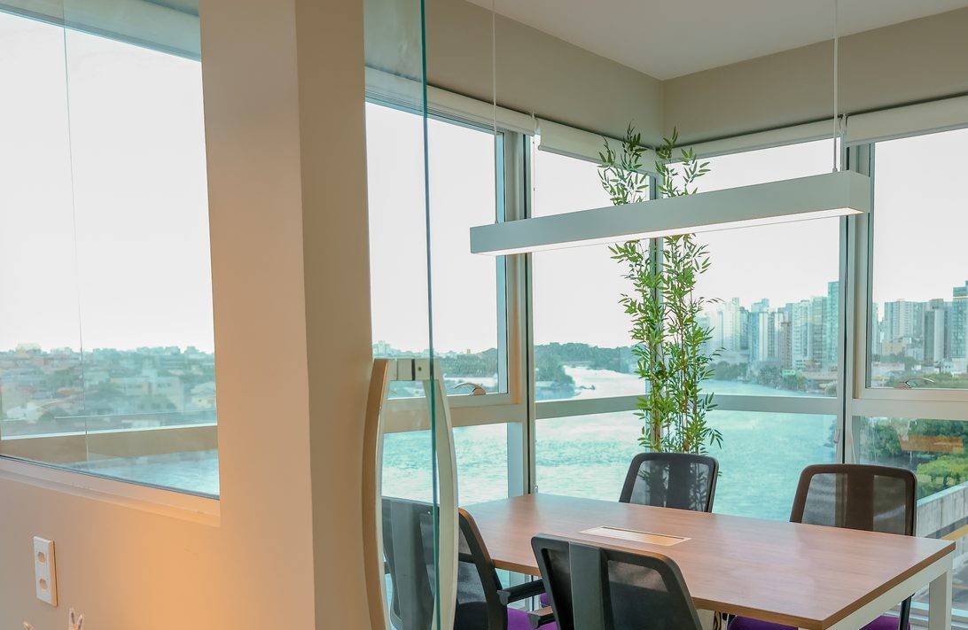 Sala de reunião com vista panorâmica para a baía de Vitória