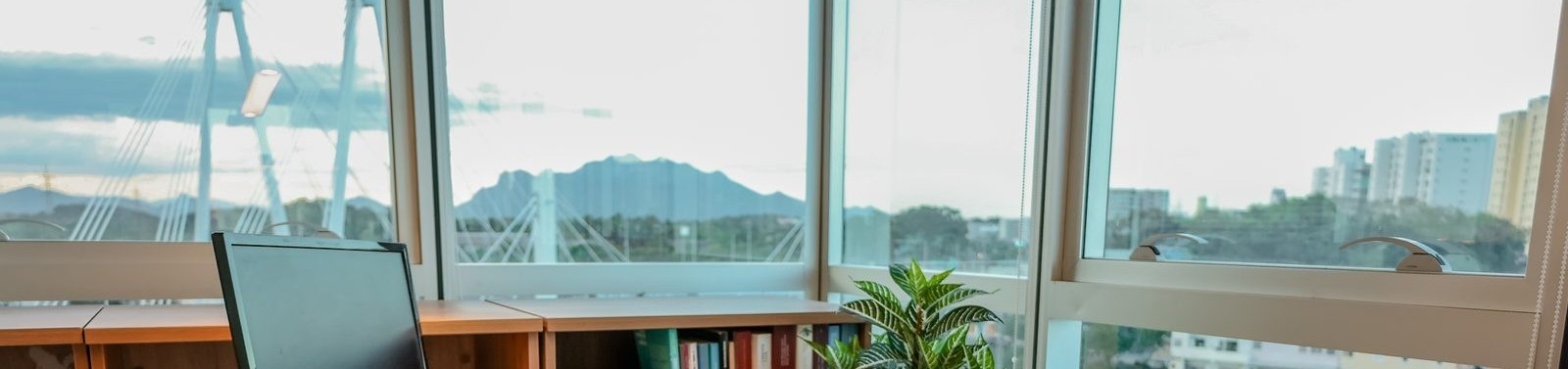 Ambiente de trabalho com vista para a Terceira Ponte e a baía